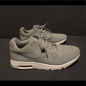Women’s 6.5 Nike Air shoes